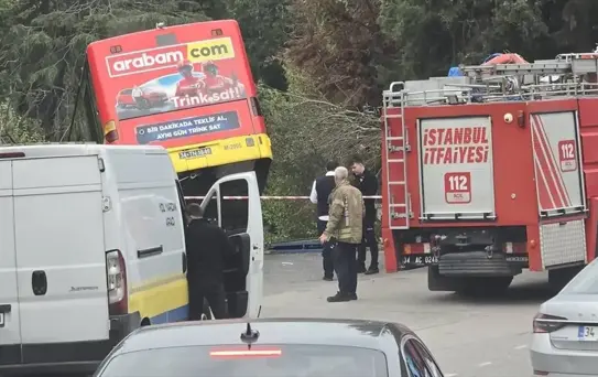 Üsküdar'da Kontrolden Çıkan İETT Otobüsü Asılı Kaldı