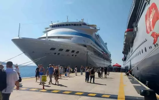 Bodrum'a İki Yolcu Gemisi Geldi