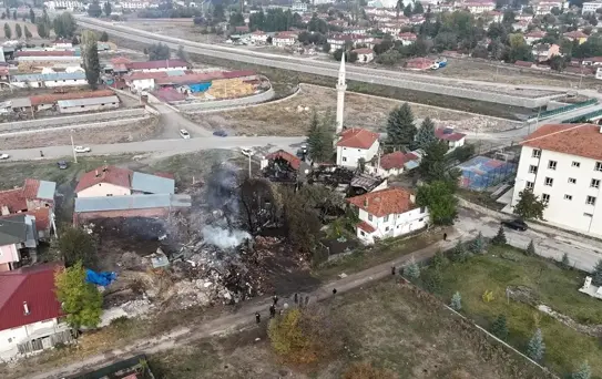 Çerkeş'te Yangın: 3 Ev ve 4 Samanlık Yandı