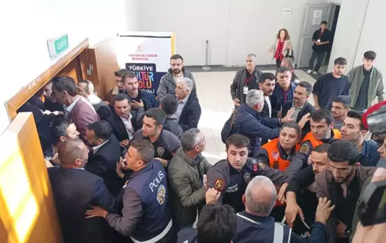 CHP Kongresi'nde Kavga: Polis Müdahale Etti