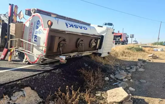 Gaziantep'te Yakıt Tankeri Devrildi, Sürücü Yaralandı