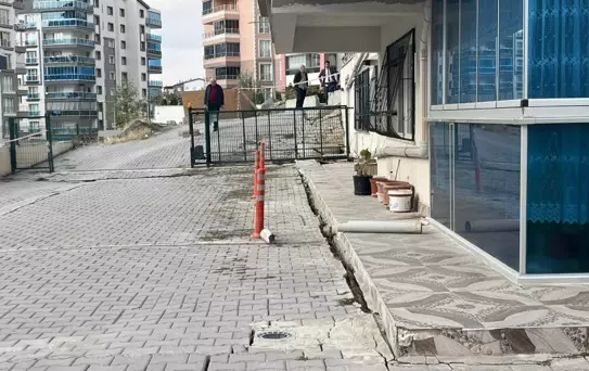 Mamak'ta toprak kayması: 17 katlı bina tahliye edildi