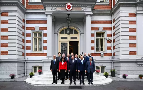 Bakan Tunç Bükreş Büyükelçiliği'ni Ziyaret Etti