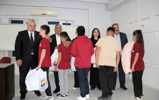 GTB ve TOBB iş birliğiyle 14 okulda öğrencilere kışlık kaban desteği