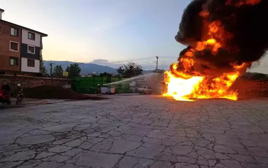 Balıkesir'de Zeytinyağı Üretim Tesisi Bahçesinde Yangın Çıktı