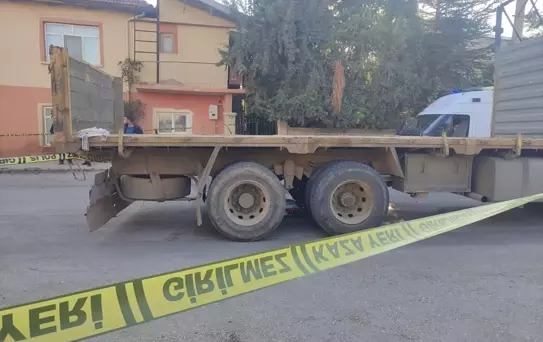 Kamyon-Motosiklet Çarpışması: 1 Ölü, 1 Yaralı