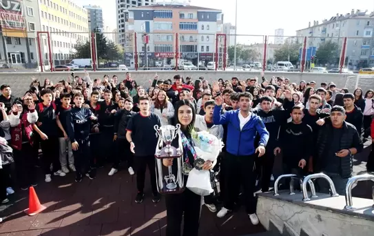 Şampiyon Kick Boksçu'ya Sürpriz Karşılama
