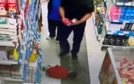 Markette çocuğunu tekmeleyen babaya gözaltı