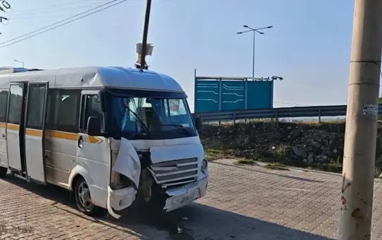 Sarıgöl'de Servis Minibüsü Kaza Yaptı