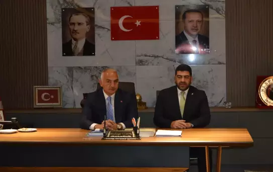 Bakan Ersoy Sanat Sergilerini Gezdi