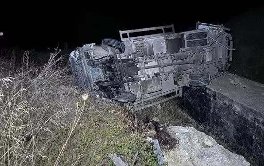 Çan'da Kamyon Şarampole Devrildi, Sürücü Yaralandı
