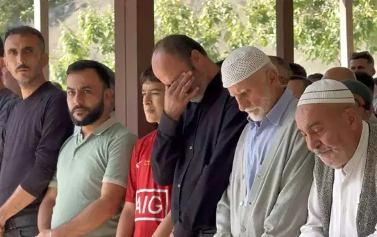 İskenderun'da İki Arkadaşın Cenazesi Defnedildi