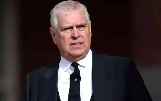 Prens Andrew, taciz iddialarının ardından kraliyet unvanlarından vazgeçti