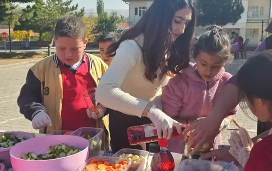 Öğrencilerden Turşu Etkinliği