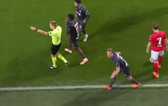 Bitmesine 2 dakika kalan maç yarıda kaldı! Nedeni inanılmaz