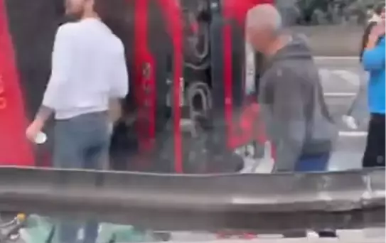 Büyükçekmece'de TIR Devrildi, Yol Kapandı