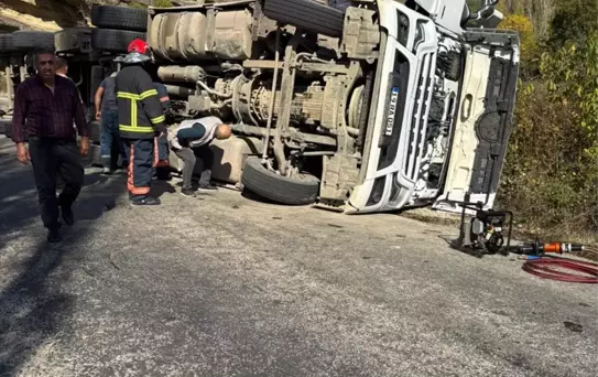 Bayat'ta Tomruk Yüklü Kamyon Devrildi