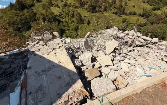 Rize'de İzinsiz Yapılar Yıkılıyor