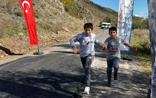 Posof'ta Gençlerin Enerjisiyle Atletizm Yarışması Düzenlendi