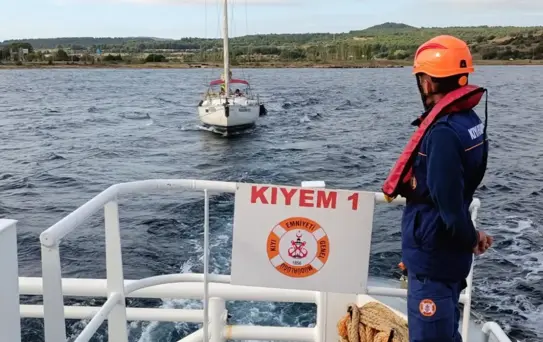 Çanakkale Boğazı'nda Tekne Kurtarıldı