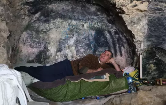Depremden sonra mağarada yaşamaya başlayan adamı yıkan karar
