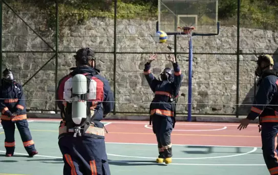 İtfaiyeci Öğrenciler Voleybolla Eğitim Alıyor