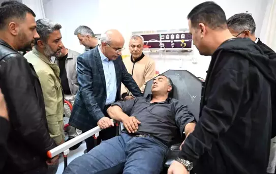 Malatya'da Belediye Personelini Taşıyan Minibüs Kaza Yaptı