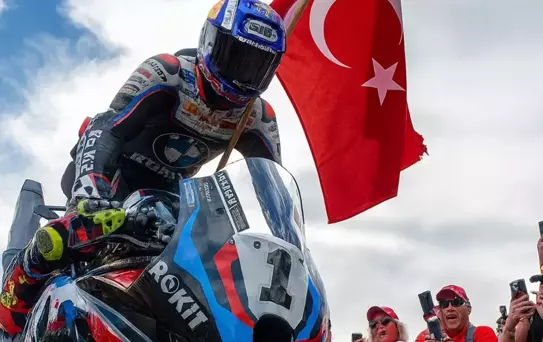 Milli motosikletçi Toprak Razgatlıoğlu, 3. kez dünya şampiyonu