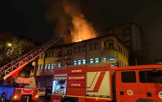 Eşiyle Kavga Eden Koca Çatıyı Yaktı