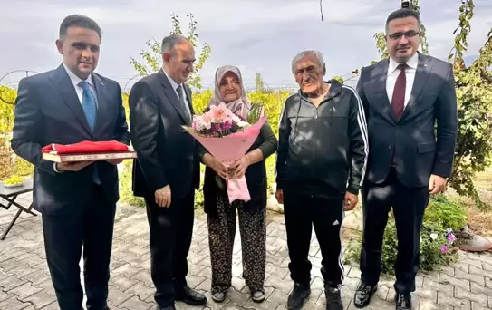 Vali Özkan ve beraberindekilerden şehit ailesine anlamlı ziyaret