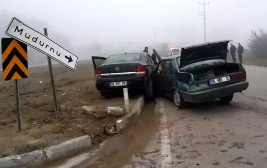 Mudurnu'da Dönel Kavşakta Kaza: 4 Yaralı