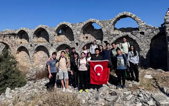 İzmir'de lise öğrencilerinden Gazze ve Doğu Türkistan için farkındalık yürüyüşü