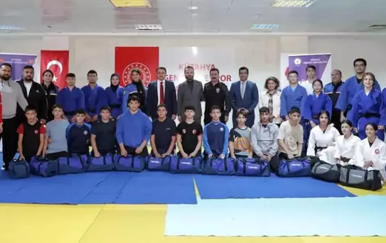 Kütahya'da Gençler için Spor Malzemesi Dağıtımı