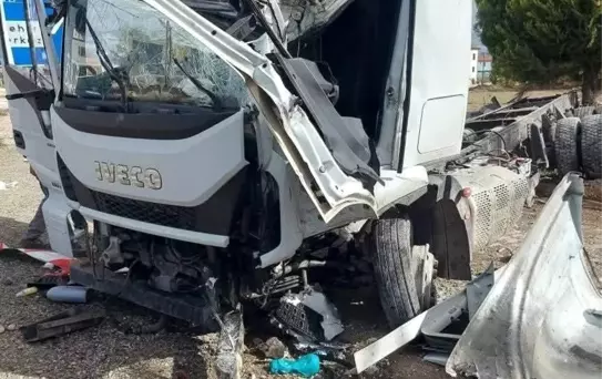 Kale'de Tır Devrildi, Sürücü Hastaneye Kaldırıldı
