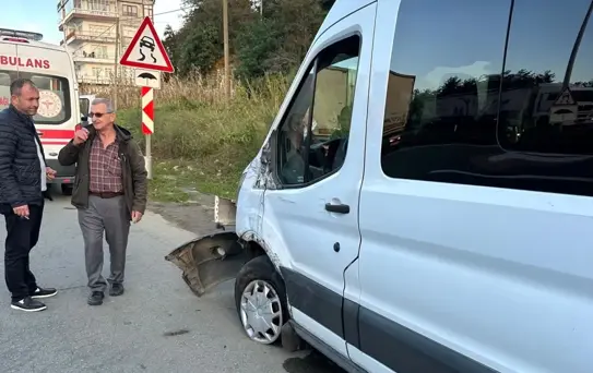 Rize'de Okul Servisi Kamyonetle Çarpıştı
