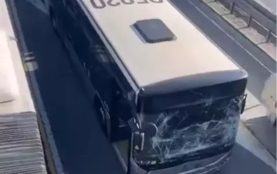 Sefaköy'de iki metrobüs kaza yaptı: 1 yaralı