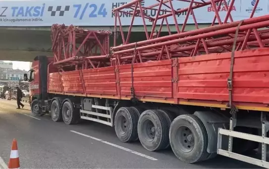 D-100'de TIR Kazası: Vinç Parçaları Otomobile Düştü