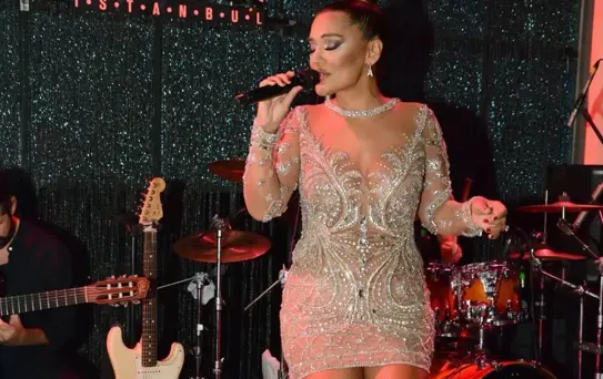 Demet Akalın'ın canlı performansı olay oldu: Ben olsam mekanı terk ederdim