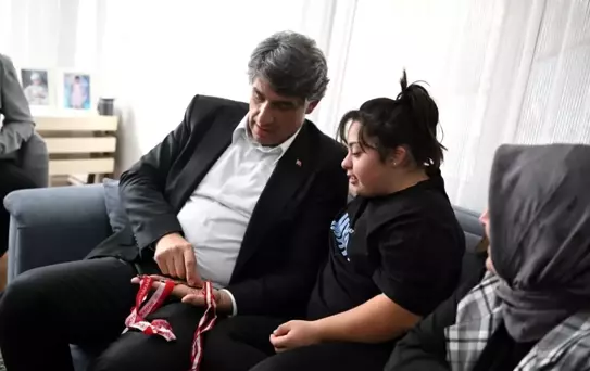 Down Sendromlu Elanur, Yüzme Yarışlarında Birinci Oldu
