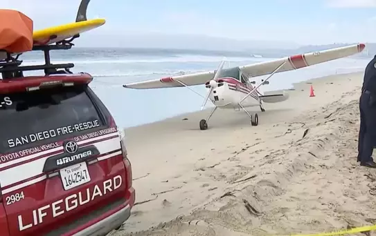 San Diego'da motoru duran küçük uçak acil iniş yaptı