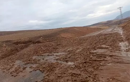 Siirt'te Heyelan Yolu Kapattı