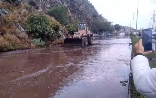 Söke'de Sağanak Yağış Sonrası Toprak Kayması