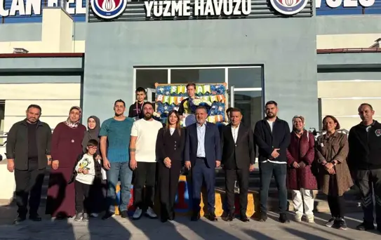 Sincan'da Çocuklar Yüzme Yarışmasında Ter Döktü