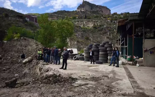 3 ton altın heyecanı! İlçe girişi 25 metre kazıldı