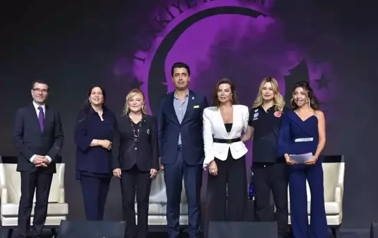 İlham Veren Kadınlar Zirvesi'nde Haberler.com'a ödül