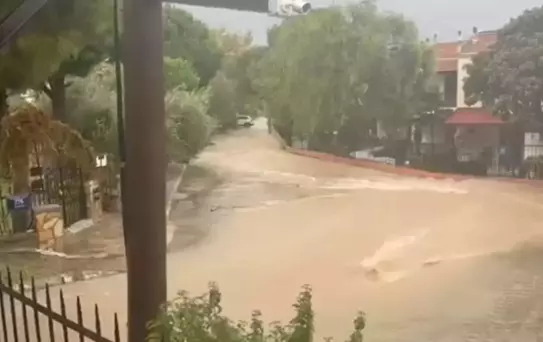 Selin vurduğu Foça'da durum gittikçe kötüleşiyor! Evler, arabalar sular altında