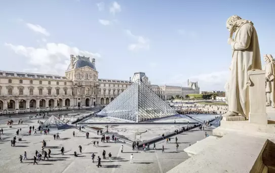 Louvre Müdürü İstifa Etti