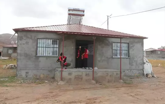 Gönüllüler Yaşlıyı Ziyaret Etti