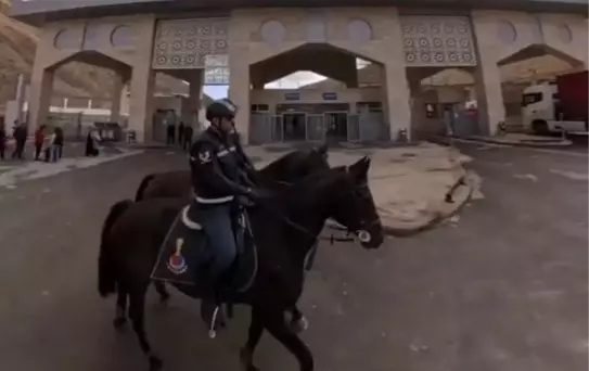 Atlı Jandarma'dan Kapıköy'de Güvenlik Devriyesi