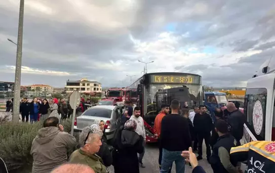 Ayvalık'ta Halk Otobüsü ve Otomobil Çarpıştı: 2 Yaralı